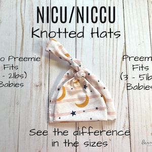 Gorro micro prematuro com nó rosa com lua e estrelas da NICU | Gorro prematuro rosa com nó | Faixa de cabeça com nó e laço para prematuros da NICU - Presente para bebê prematuro da NICU
