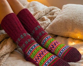 Handgestrickte weinrote Wollsocken für Frauen