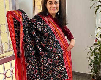 Dupatta Ikat de seda negra hecho a mano, ideal para fiestas y eventos.