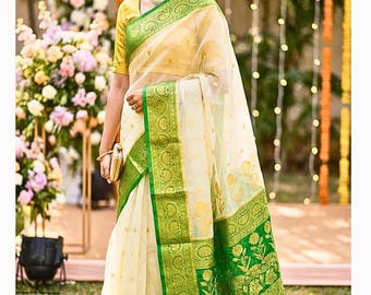 Gebroken witte en groene sari van organza van organza met zari-rand voor een zomerse bruiloft