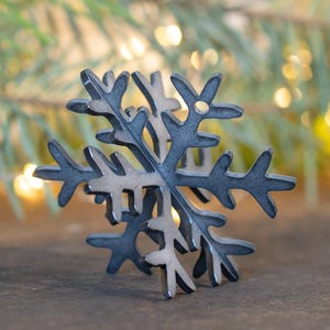 Adorno de copo de nieve de metal 3D, adorno navideño, pequeños obsequios, relleno de calcetines, decoración de invierno, repisa navideña, regalo de Navidad para compañeros de trabajo