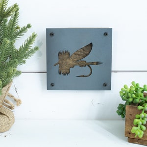 Decoração de parede de madeira e metal com mosca para pesca com mosca: arte rústica para escritório