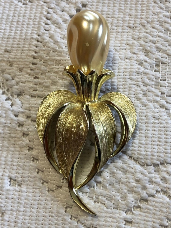 Sarah Coventry Fantasy Flower brooch