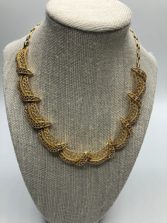 Gorgeous cathe gold tone necklace