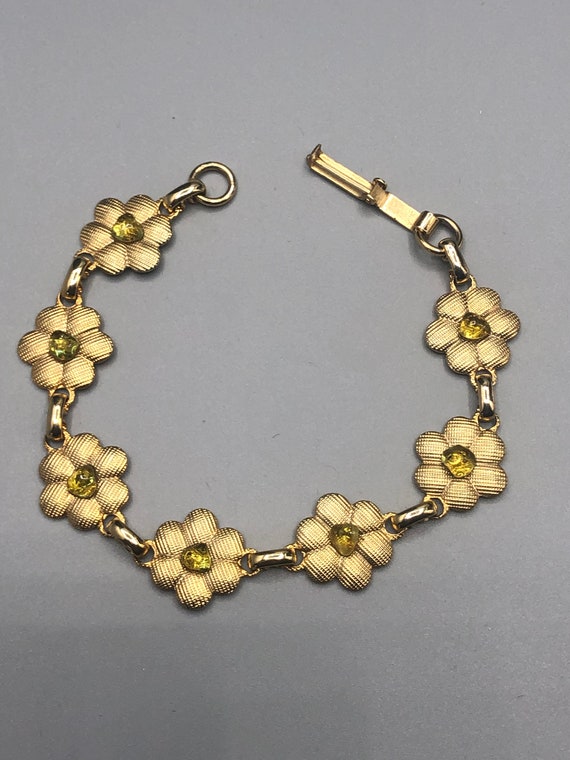 Sweet gold tone flower bracelet