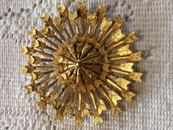 Gold tone arrow end brooch
