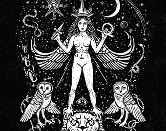Pode incluir: Ilustração em preto e branco de uma figura feminina alada com uma coroa de estrelas, segurando uma adaga e um anel. Ela está em pé sobre uma cabeça de leão com um único olho, cercada por corujas, cobras e estrelas.