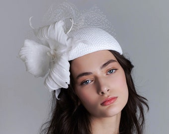 Elegant Woman derby fascinator ivory hat . wedding hats for guests. Ivory hat for the races. women's hats with silk flower for weddings