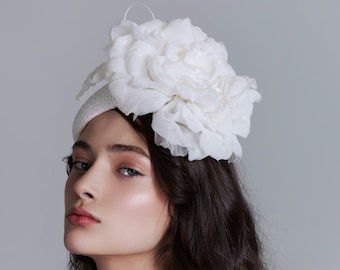 Ivory elegant fascinator hat for the weddings. Bridal hat with silk flower