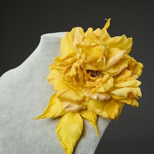 Broche de rosa de seda amarilla: gran broche floral para solapa, adorno para sombrero