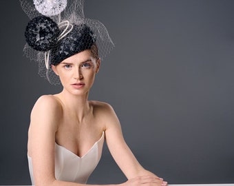 sombrero de millinery fascinador blanco y negro de diente de León. Sombrero de fiesta del té. Tocado de moda de estilo moderno.