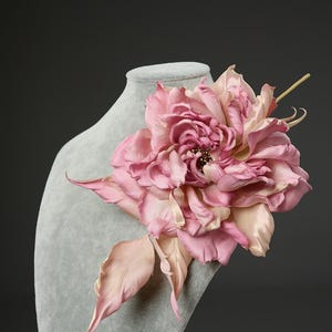 Broche de rosa de seda rosa hecho a mano: Pin de solapa con flor dorada