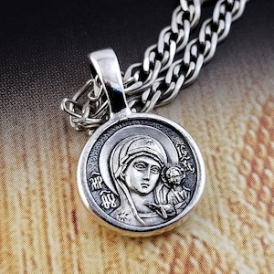 Pendentif en argent de la Vierge de Pochaev avec une prière