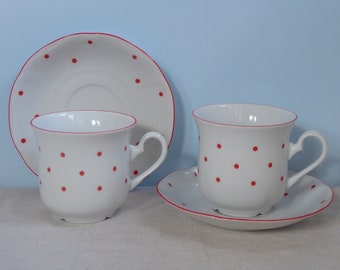 Vintage Set: 2x Kaffeetassen / Teetassen mit Untertassen Weiß, Rote Punkte + Rand Bohemia Carlsbad Czechoslovakia Kaffee Tee Shabby Chic