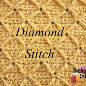 Puede incluir: Primer plano de una tela de ganchillo con un patrón de punto de diamante. El hilo es de color amarillo cálido. Las palabras "Diamond Stitch" están escritas en escritura negra en el centro de la imagen. El logotipo de Meladora's Creations está en la esquina inferior derecha.