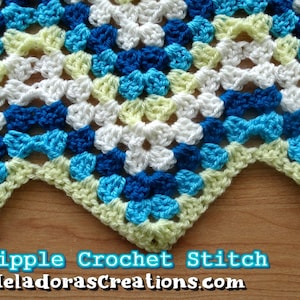 Może przedstawiać: Zbliżenie na dzianą w prążki kocyk w odcieniach niebieskiego, zielonego i białego. Kocyk ma falowany brzeg i jest wykonany z prążkowanego wzoru babci. Tekst "Granny Ripple Crochet Stitch" i "www.MeladorasCreations.com" jest widoczny na dole obrazu.