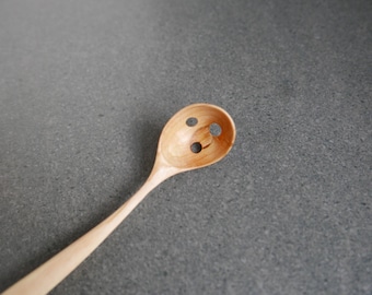 Handskuren sked i trä av äpple 19,5 cm