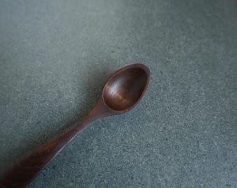 Handskuren sked i valnötsträ 19,5 cm