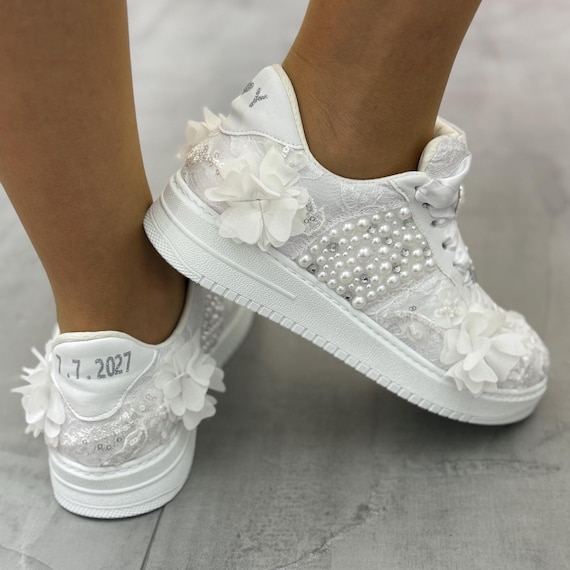 Special Design Personalized Bridal Shoes with Flying Flowers and Pearls. Unique Design that Makes You Feel Special Stilo Desing