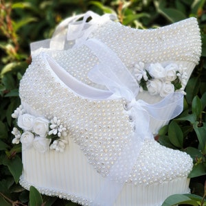 Brautschuhe weiße Rose ausführliche Steinbrautschuhe mit Perlen die bequemen Schuhe der sehr bequemen Bräute