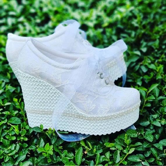 Bridal shoes padding sole comfortable simple and elegant shoes for brides white lace satin bridal shoes