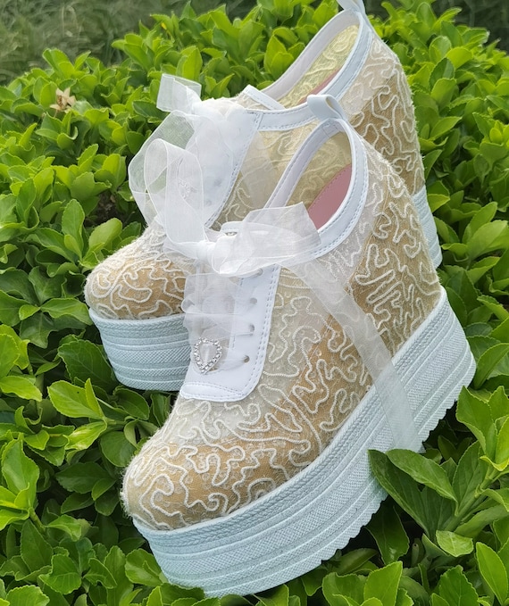 Zapatillas Blancas con detalles dorados, altura de la suela 3,5 cm