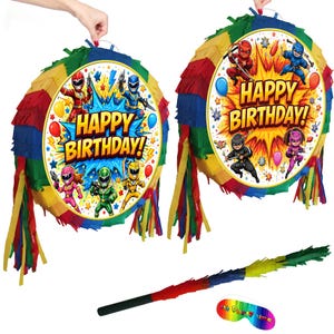 Op de afbeelding: Twee kleurrijke ronde piñata's met superheldenontwerpen en de tekst "Happy Birthday!". De piñata's hebben gefranjerde randen in rood, geel, groen en blauw. Een bijpassende stok en een feestmasker zijn ook inbegrepen.