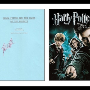 Puede incluir: Imagen enmarcada con un guion azul claro titulado "HARRY POTTER AND THE ORDER OF THE PHOENIX" y una firma. Junto a ella, el cartel de la película con Harry, Ron y Hermione.