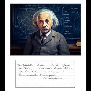 Puede incluir: Un retrato de Albert Einstein con cabello blanco y bigote, vistiendo una chaqueta de tweed marrón y una corbata oscura, frente a una pizarra oscura con ecuaciones matemáticas blancas. Debajo hay una nota escrita a mano firmada por A. Einstein.