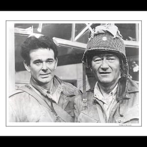 Peut inclure: Photographie en noir et blanc de deux hommes en uniforme militaire. L'un porte un casque avec un filet, l'autre une veste. Tous deux regardent l'appareil photo. La photographie est signée. Le texte "Printed in the U.S.A." est visible.
