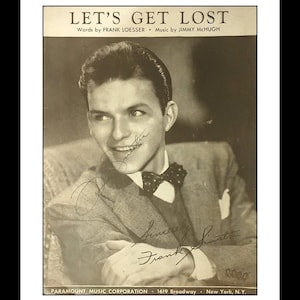Peut inclure: Photographie en noir et blanc de Frank Sinatra, avec le titre "LET'S GET LOST" en haut. Sinatra porte un costume et un nœud papillon, avec sa signature visible. Le logo de Paramount Music Corporation est en bas.