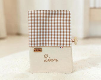 Protège carnet de santé personnalisé bébé - Motif carreaux vichy marron noisette, Housse carnet de santé - Cadeau de naissance prénom
