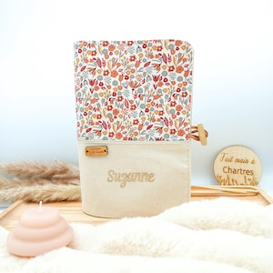 Protège carnet de santé personnalisé bébé fille avec prénom, petites fleurs, style liberty