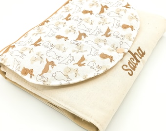 Tapis à langer nomade personnalisé, petits lapins, beige et marron, matelas à langer de voyage, cadeau naissance personnalisé