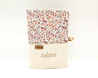 Cadeau naissance personnalisé bébé fille avec prénom, protège carnet de santé et trousse de toilette, petites fleurs roses liberty