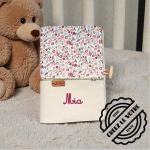 Puede incluir: Un juego de tres tazas de cerámica con un esmalte moteado de color crema. Cada taza presenta un diseño pintado a mano diferente: una hoja azul y verde, un sol amarillo y una flor rosa. Las tazas tienen un diseño simple y moderno.