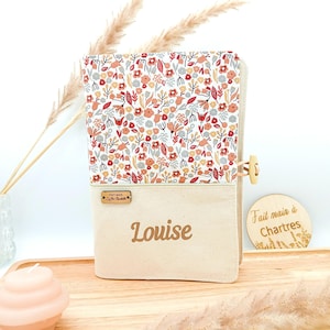 Funda floral personalizada para registro de salud con nombre, estilo Liberty floral.