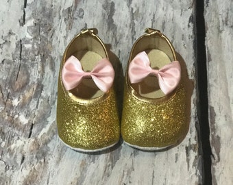 Zapatos de bebé con purpurina, zapatos con purpurina dorada, zapatos de bebé con cinta rosa claro dorado, zapatos de primer cumpleaños niña