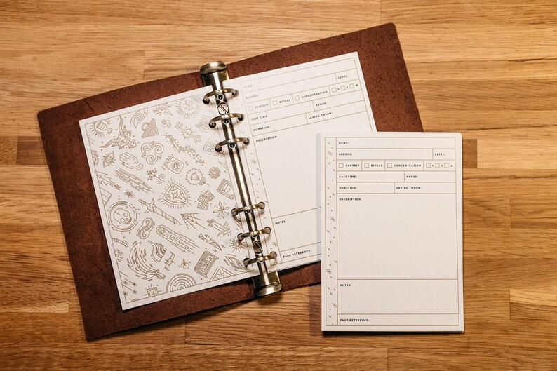 K&ouml;nnte beinhalten: Ein braunes, ledergebundenes Tagebuch mit einer wei&szlig;en Seite, die ein Muster aus verschiedenen Symbolen zeigt, und einer wei&szlig;en Seite mit einer Checkliste und Platz f&uuml;r Notizen. Das Tagebuch ist ge&ouml;ffnet, um die Seiten zu zeigen.