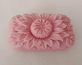 Art. 98. FORMA GENTILE. Sapone scolpito a mano
