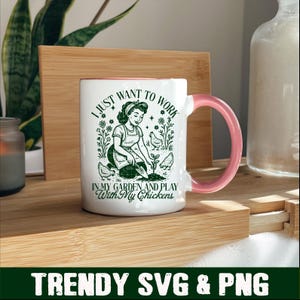Puede incluir: Taza de cer&aacute;mica blanca con asa rosa. La taza tiene una ilustraci&oacute;n con tem&aacute;tica de jardiner&iacute;a de una mujer plantando una pl&aacute;ntula, pollos y el texto "I Just Want to Work in My Garden and Play With My Chickens."