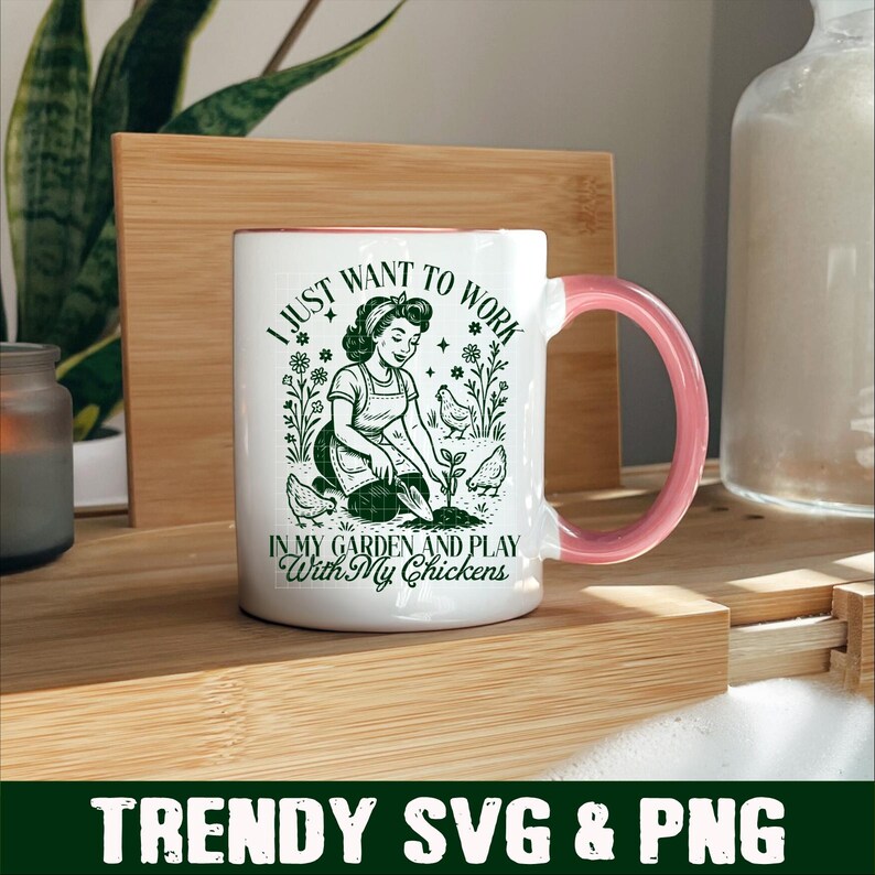 Puede incluir: Taza de cer&aacute;mica blanca con asa rosa. La taza tiene una ilustraci&oacute;n con tem&aacute;tica de jardiner&iacute;a de una mujer plantando una pl&aacute;ntula, pollos y el texto "I Just Want to Work in My Garden and Play With My Chickens."