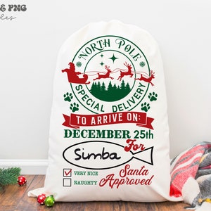Peut inclure: Chaussette de Noël blanche avec un motif vert et rouge « Pôle Nord Livraison spéciale ». La chaussette a un ruban rouge et blanc avec le texte « Arrivée le : 25 décembre ». Il y a une étiquette de nom qui dit « Simba » et une case à cocher « Approuvé par le Père Noël ».
