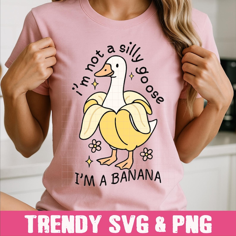 Peut inclure: T-shirt rose clair avec un dessin d'oie de dessin anim&eacute; dans une peau de banane. Le texte dit : "I'm not a silly goose, I'm a banana." Le design comprend des fleurs et des &eacute;toiles.