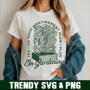 Puede incluir: Camiseta blanca con un dise&ntilde;o verde de enrejado de jard&iacute;n y el texto "YES I DO HAVE A RETIREMENT PLAN I PLAN ON GARDENING." La parte inferior de la camiseta tiene el texto "TRENDY SVG & PNG."