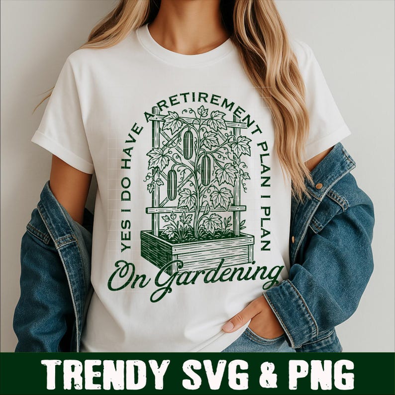 Puede incluir: Camiseta blanca con un dise&ntilde;o verde de enrejado de jard&iacute;n y el texto "YES I DO HAVE A RETIREMENT PLAN I PLAN ON GARDENING." La parte inferior de la camiseta tiene el texto "TRENDY SVG & PNG."