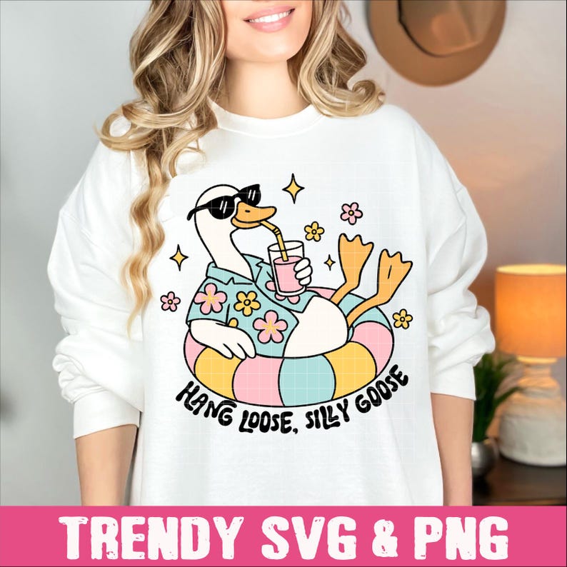 Peut inclure: Sweat-shirt blanc avec un dessin d'oie en lunettes de soleil et chemise hawa&iuml;enne, se relaxant dans une bou&eacute;e color&eacute;e et buvant une boisson. Le texte dit "Hang Loose, Silly Goose".