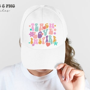 Peut inclure: Casquette de baseball blanche avec un design r&eacute;tro color&eacute; qui dit "Teach Love Inspire".