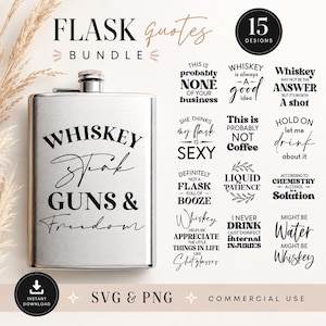 Könnte beinhalten: Ein silberner Metallflachmann mit dem schwarzen Text Whiskey, Steak, Guns & Freedom, begleitet von einer digitalen Sammlung aus 15 schwarzen typografischen Designs mit verschiedenen humorvollen Zitaten über Alkohol, in SVG- und PNG-Dateiformaten.