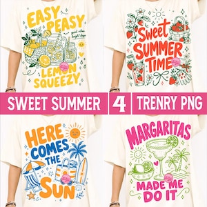 Op de afbeelding: Vier crèmekleurige t-shirts met zomerthema's. Ontwerpen zijn onder meer "Easy Peasy Lemon Squeezy", "Sweet Summer Time", "Here Comes the Sun" en "Margaritas Made Me Do It". Elk shirt heeft kleurrijke illustraties.